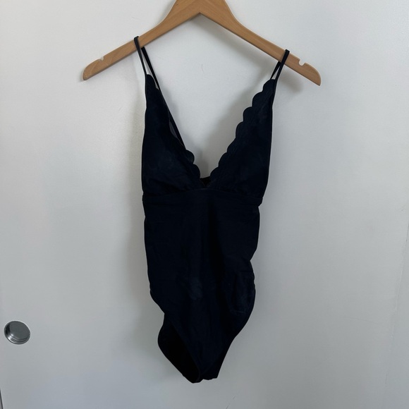 La Blanca Black Scallop Lace Up Back‎ One Piece Swimsuit Swim Size 6 - Picture 2 of 5